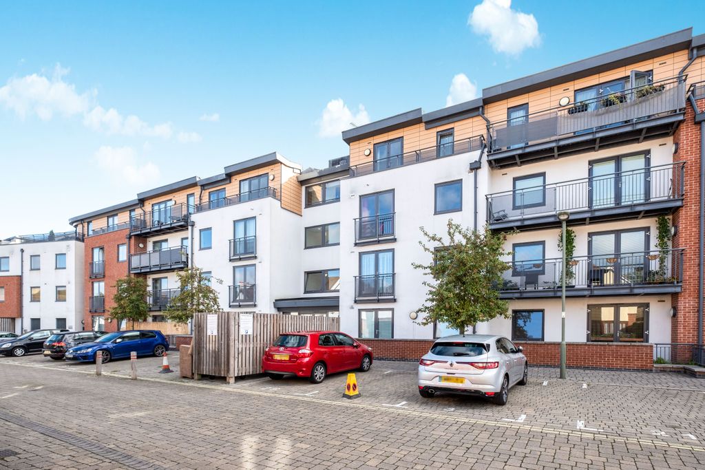 Property photo 1 of 8 16B46735-56Fe-4Eee-8