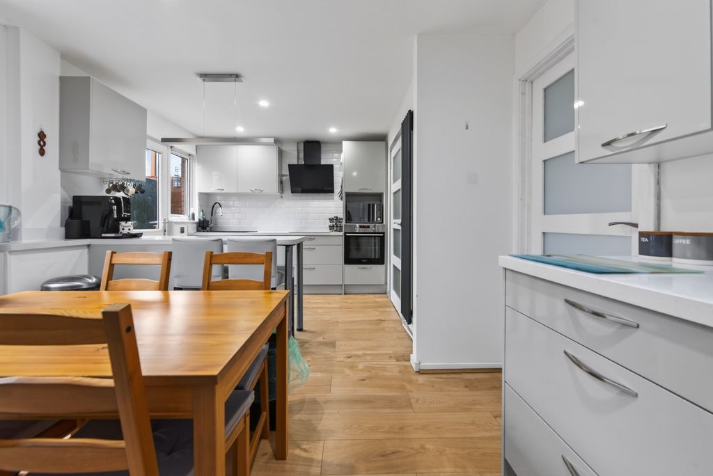 Property photo 2 of 25 5427236