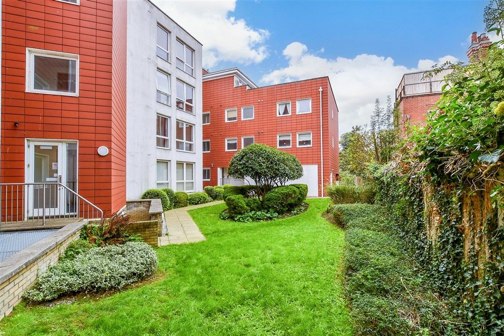 Property photo 2 of 14 Communal Gardens