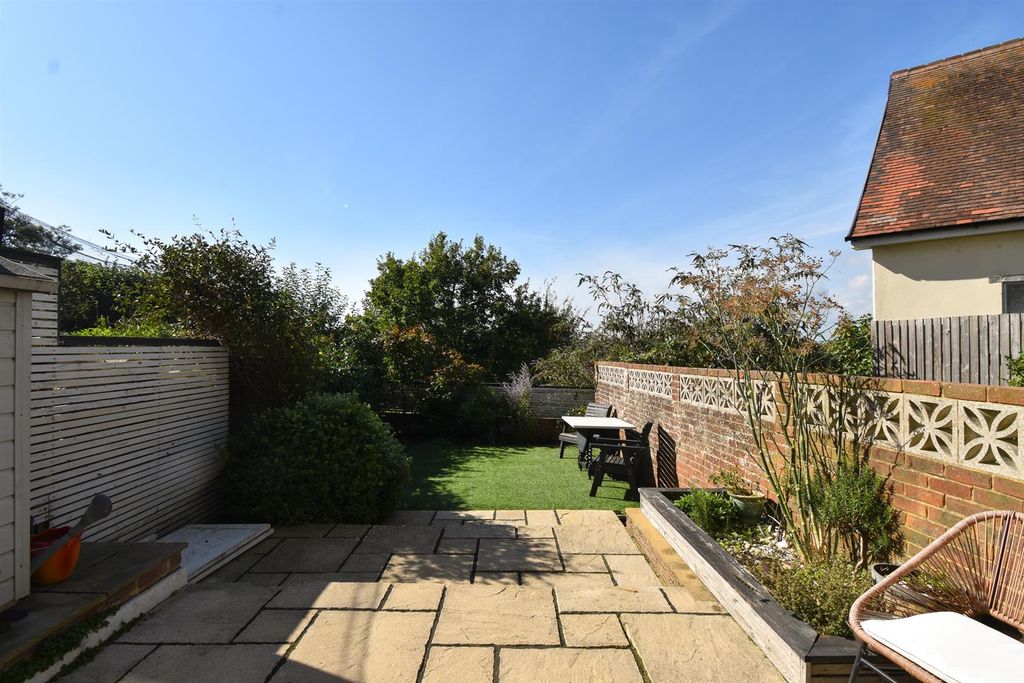 Property photo 3 of 27 Garden
