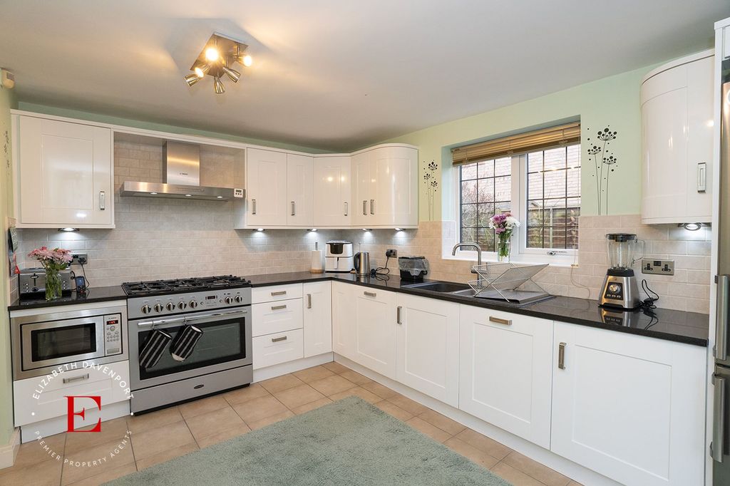 Property photo 2 of 27