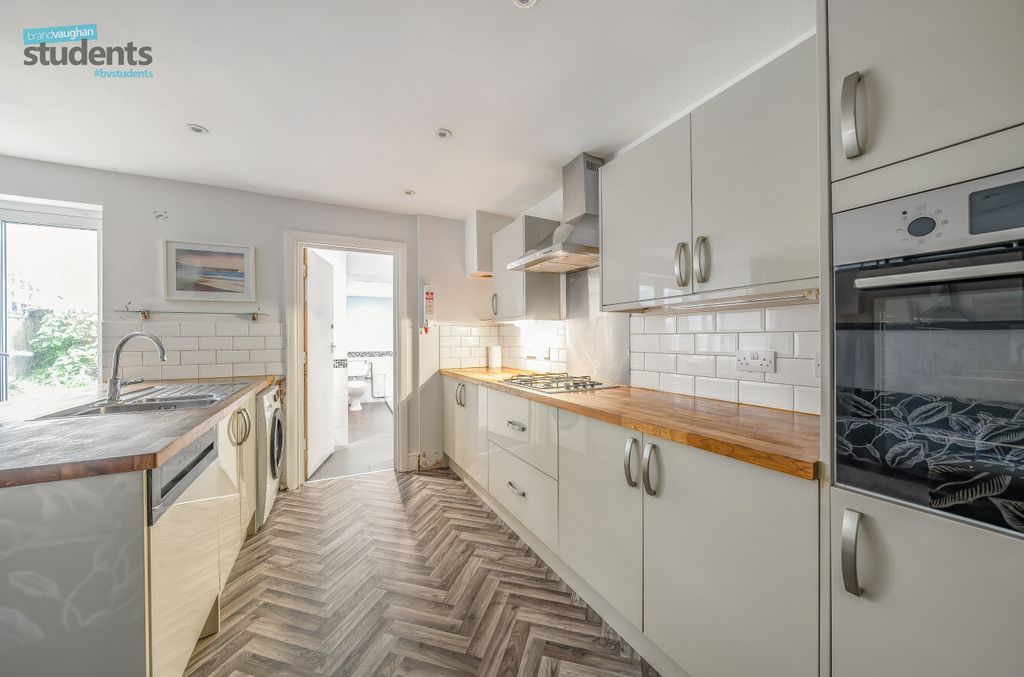 Property photo 2 of 11 37c19Df6-3c99-4Ef...