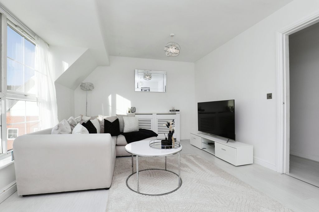 Property photo 3 of 15 Lounge