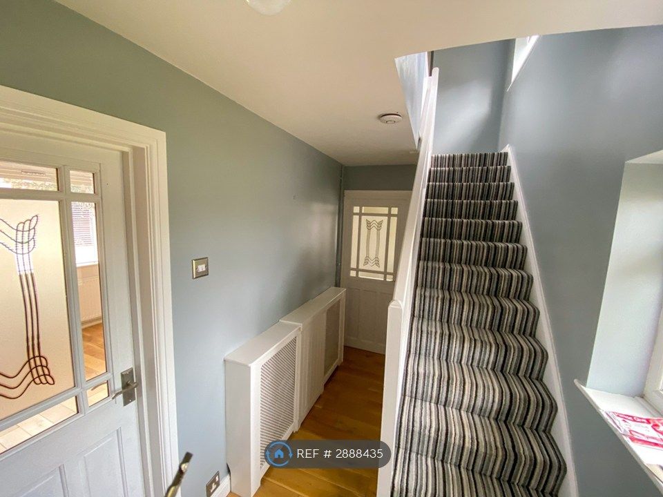 Property photo 3 of 19 Entrance Hall