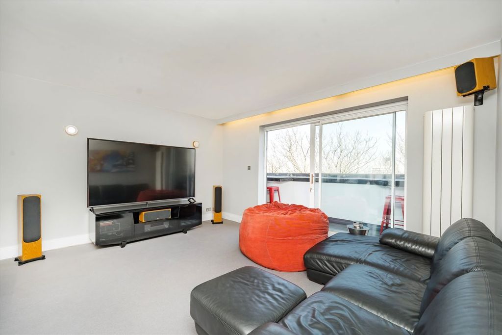 Property photo 2 of 8