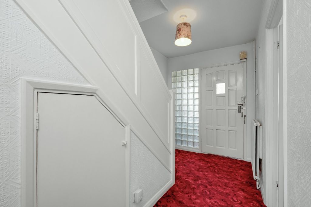 Property photo 3 of 18 Entrance Hall
