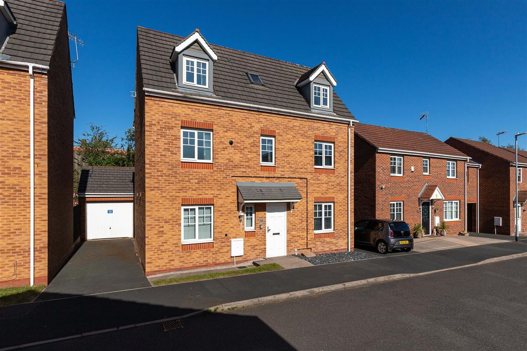Property photo 1 of 14 14 Waterlily Close-17.Jpg
