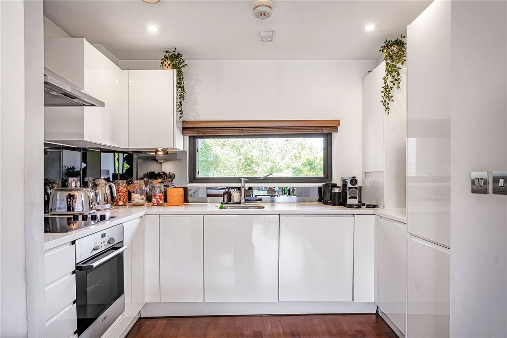 Property photo 3 of 17 Reception/Kitchen