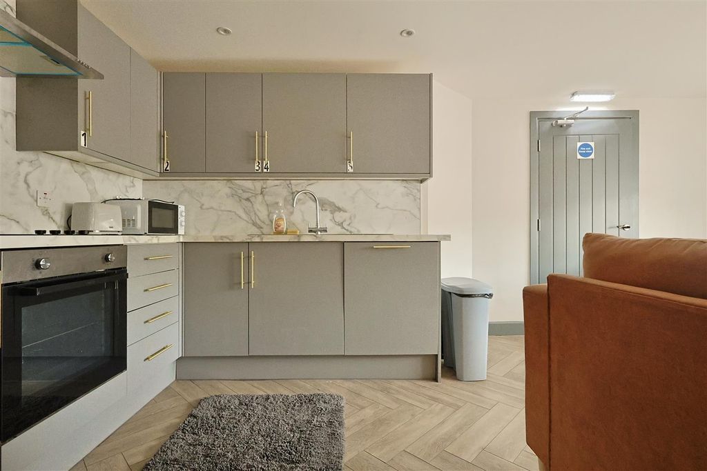 Property photo 2 of 15 B8C194C7-83E4-4775-Aa74-0F82Ea6B04A3_1_201_A.Jpeg