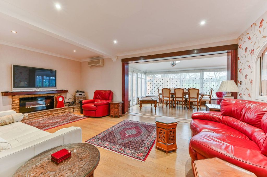 Property photo 3 of 28