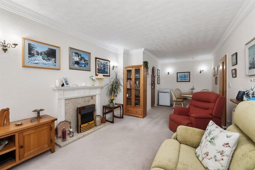 Property photo 2 of 21 Lounge