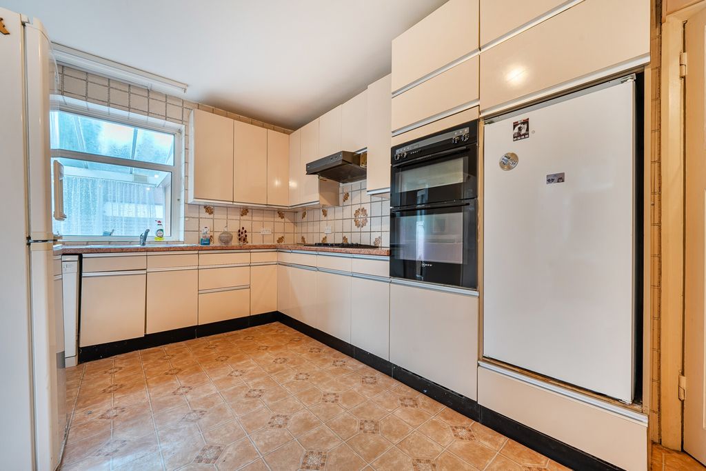 Property photo 2 of 20 Kitchen