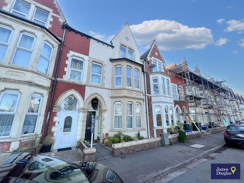 Property photo 2 of 20 810 (1)
