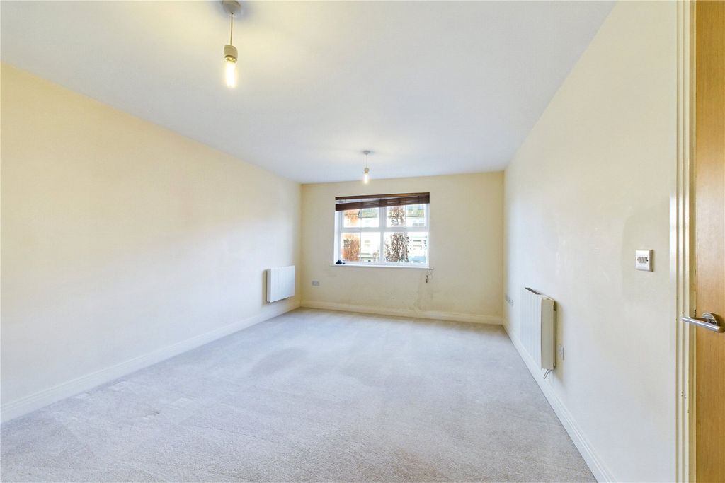 Property photo 2 of 6 Picture No. 15