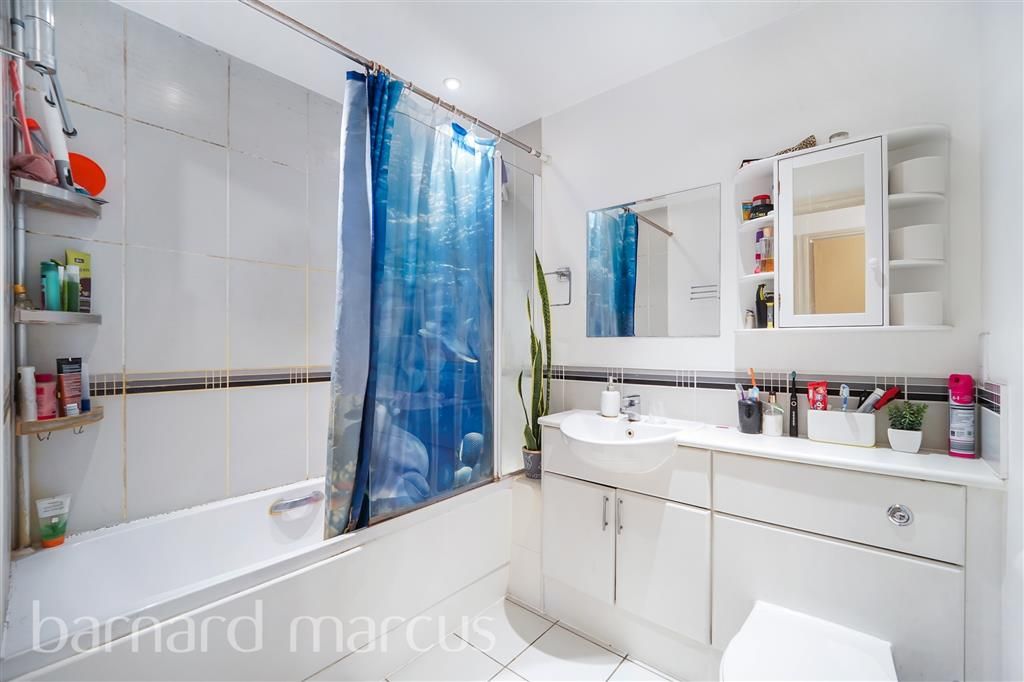 Property photo 2 of 9 Bathroom