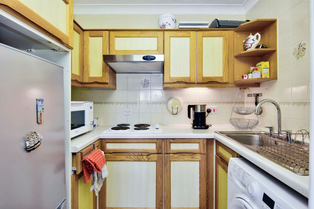 Property photo 3 of 11 Kitchen