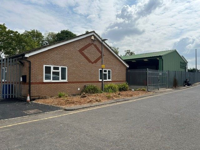 Property photo 2 of 8 Warehouse Unit And Office Building To Let / To Rent In Stevenage Hertfordshire