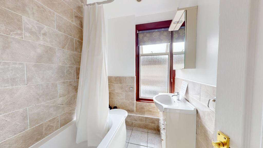 Property photo 3 of 25 A Modern And Tidy Bathroom Featuring A Bath And Na...