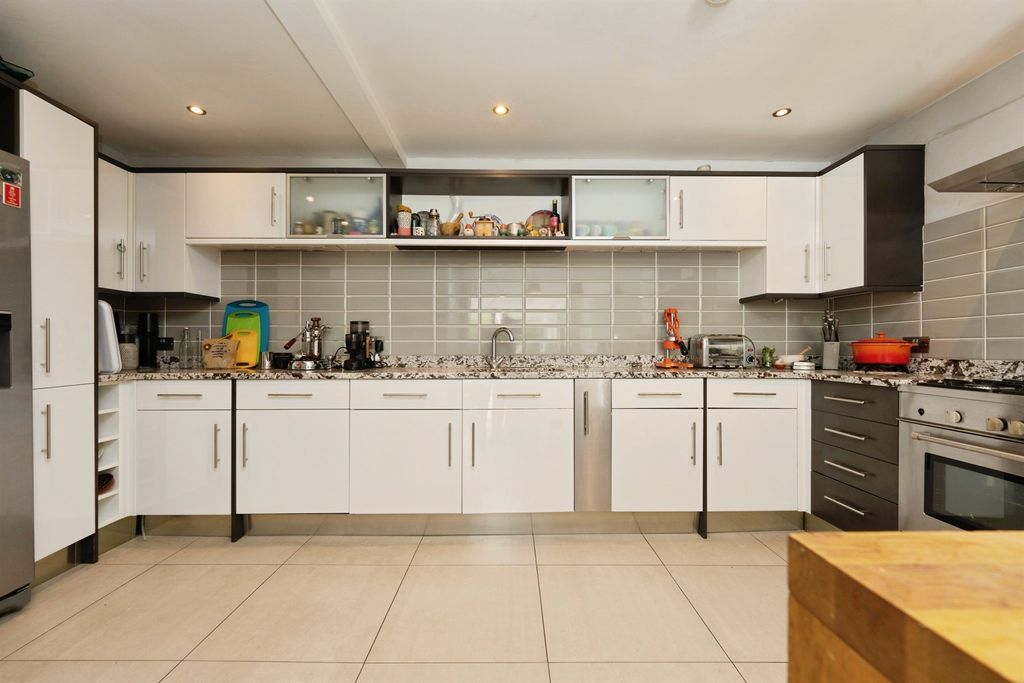 Property photo 3 of 34
