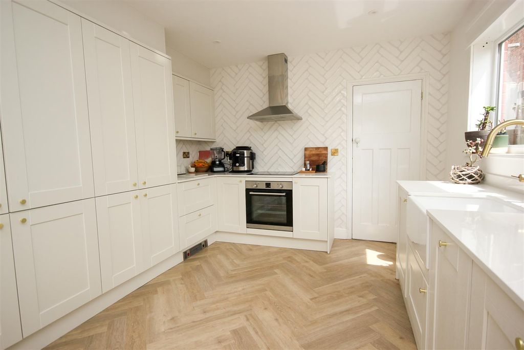 Property photo 3 of 13 Kitchen 2.Jpg