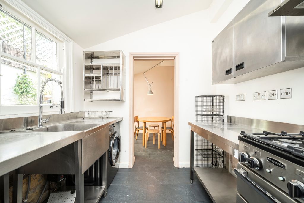 Property photo 3 of 14 Kitchen