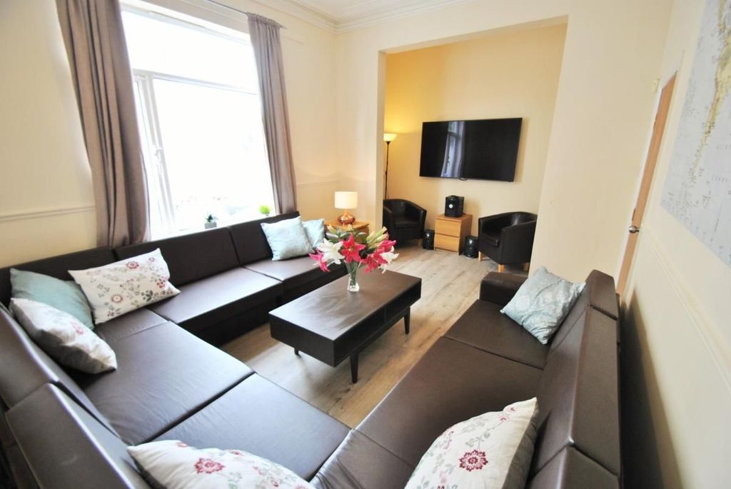 Property photo 3 of 15 Spacious Social Lounge With Plenty Of Seating...