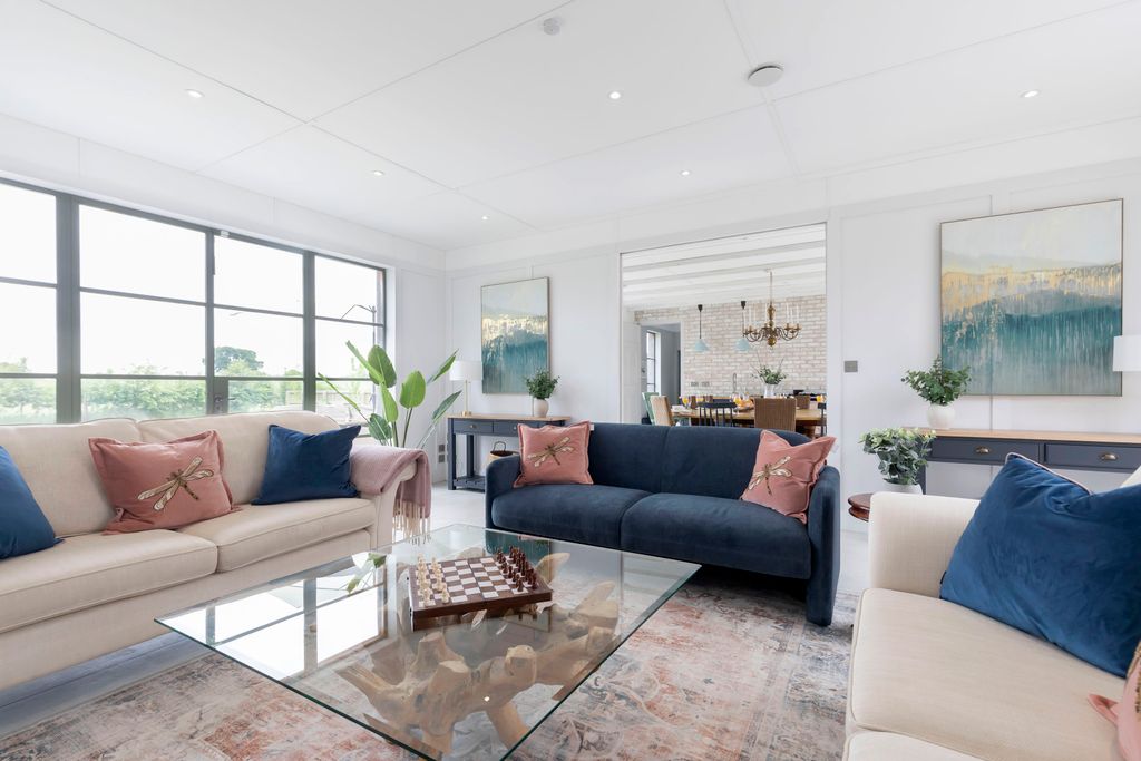 Property photo 2 of 23