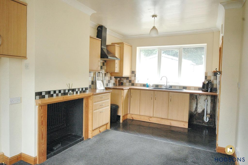 Property photo 2 of 11 Kitchen