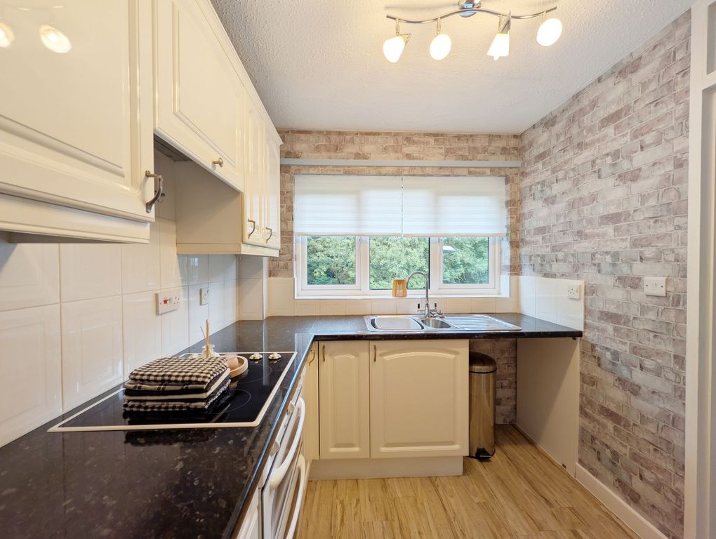 2 bed flat for saleCamelot Way, Castlefields WA7 photo 5