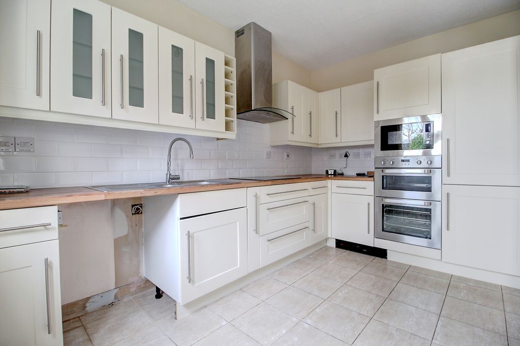 Property photo 2 of 18 Kitchen