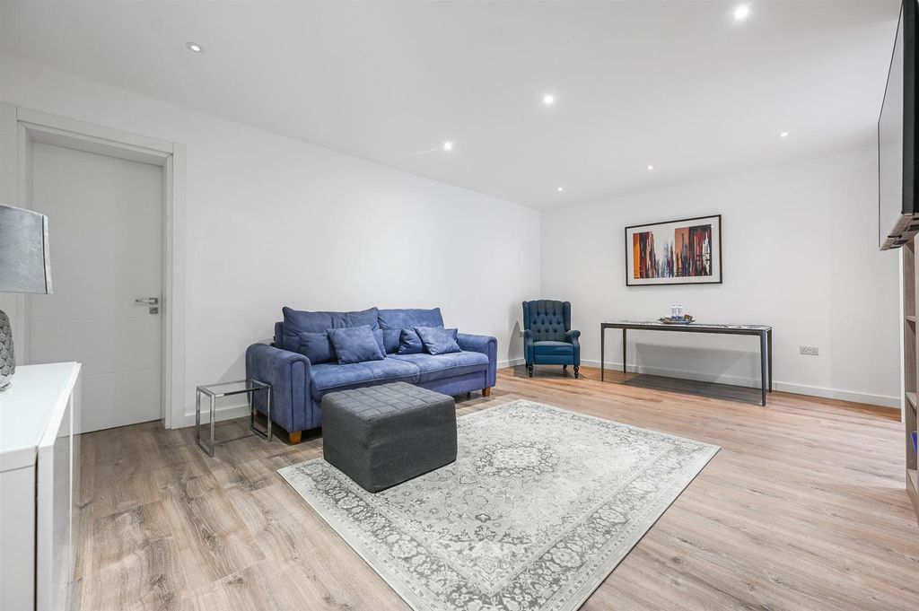 Property photo 3 of 8 Cwr - Flat 2, 18 Loop Lane - 4 (1).Jpg