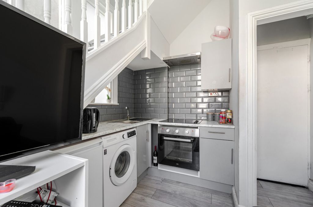 Property photo 3 of 13 18-6A75d8Ef65Fab-...
