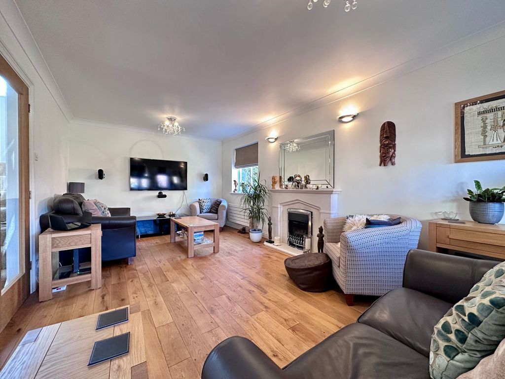 Property photo 3 of 24 Lounge