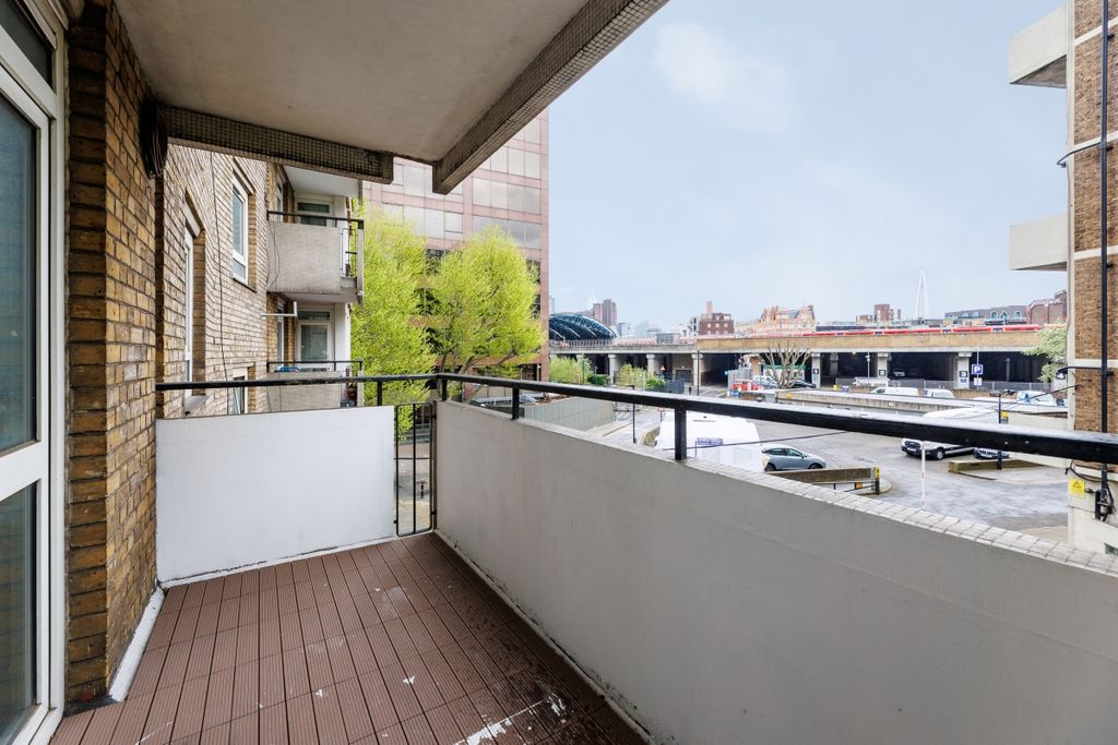 Property photo 3 of 11 Stangate 8 (06 Of...