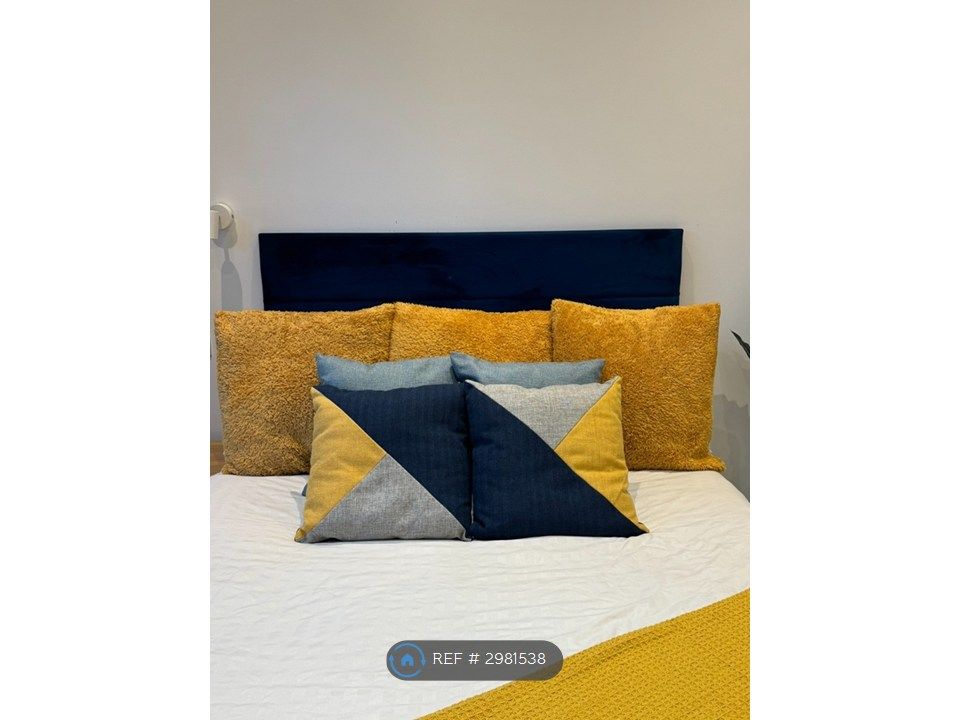 Property photo 1 of 9 Cosy Double Bed With Amazing Decor