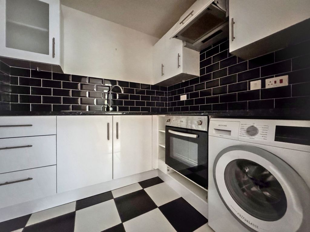 Property photo 2 of 9 Kitchen