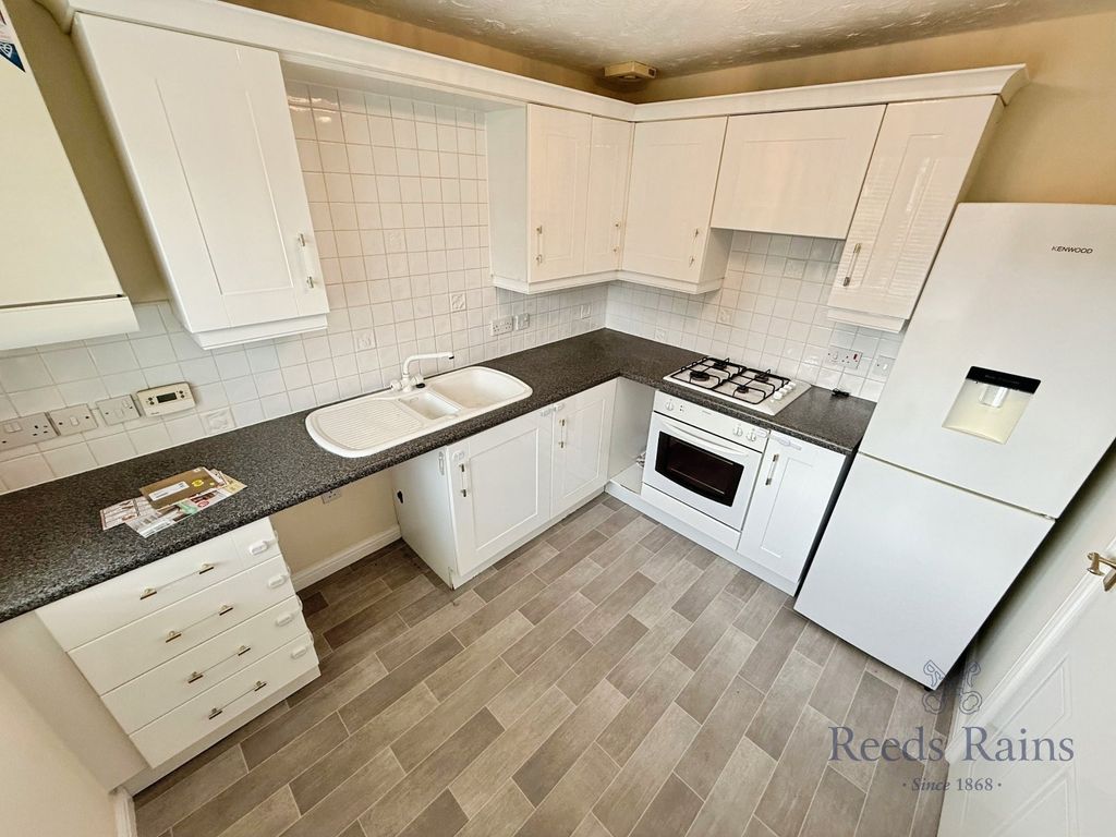 Property photo 3 of 17 Kitchen