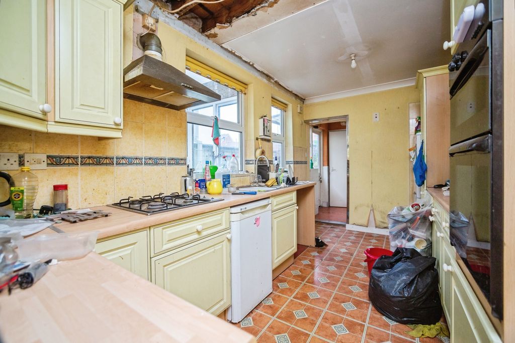 Property photo 3 of 17 Kitchen