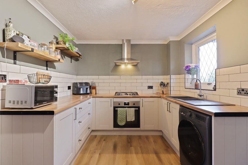 Property photo 3 of 18 Kitchen