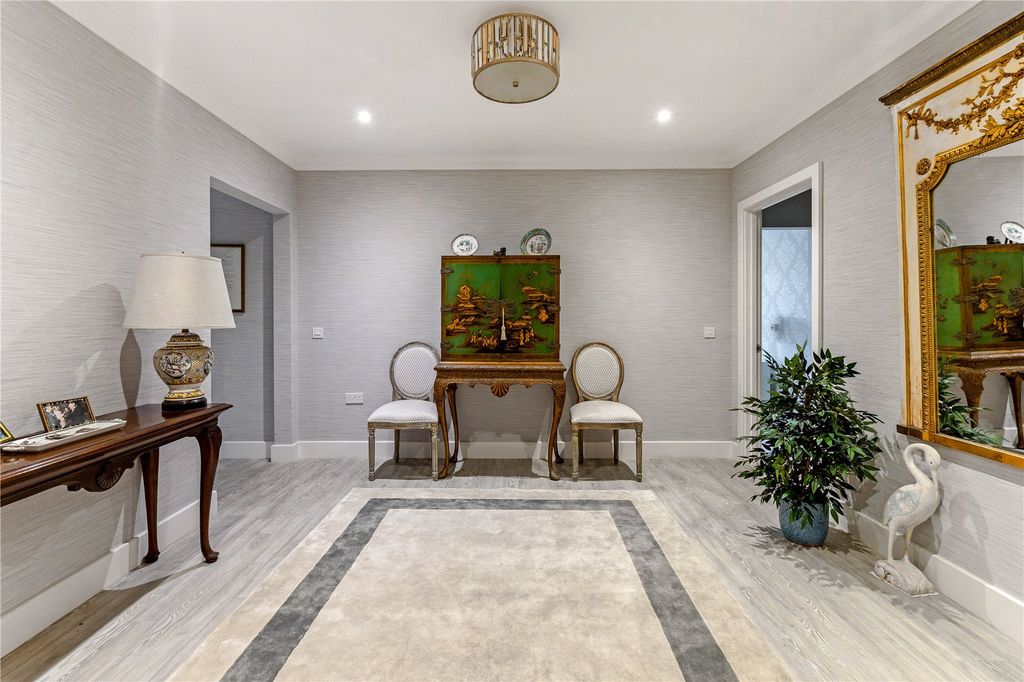 Property photo 3 of 11 Entrance Hall