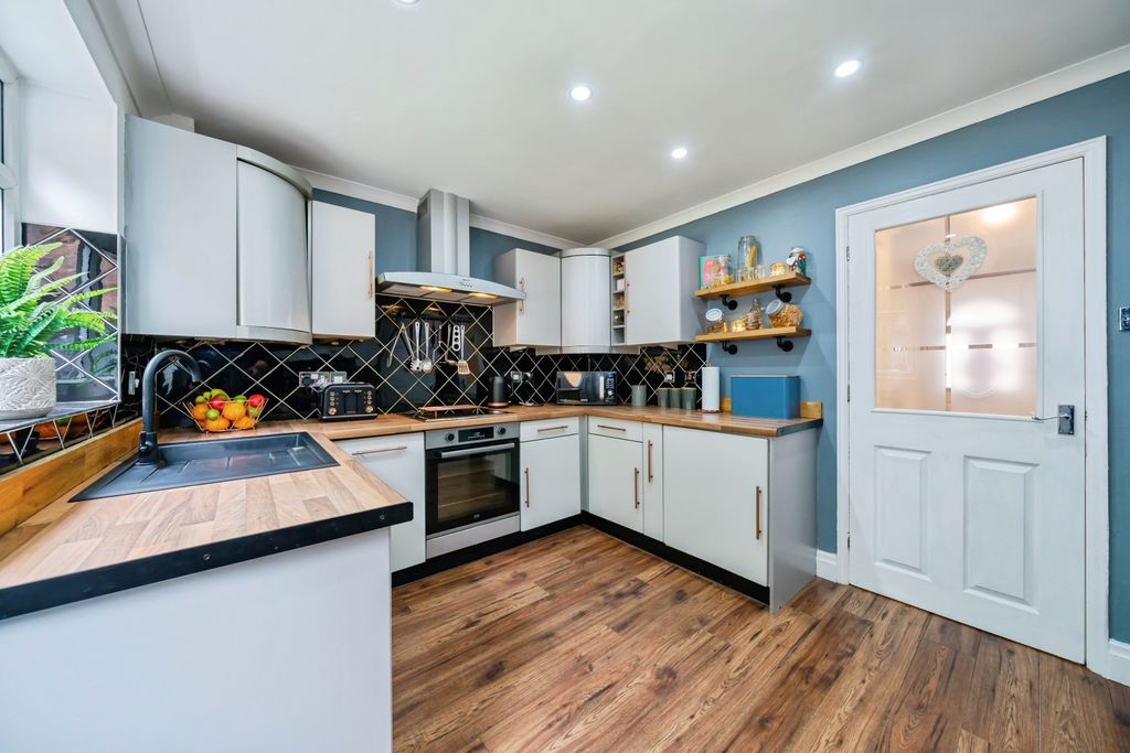 Property photo 2 of 21 2