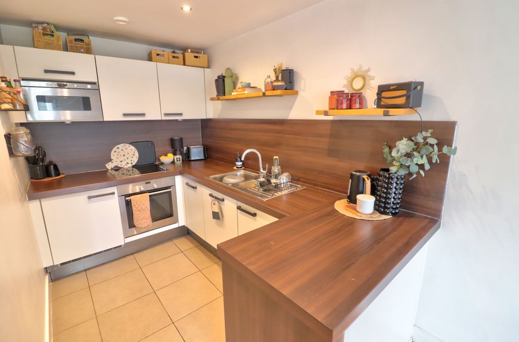 Property photo 3 of 11 Kitchen