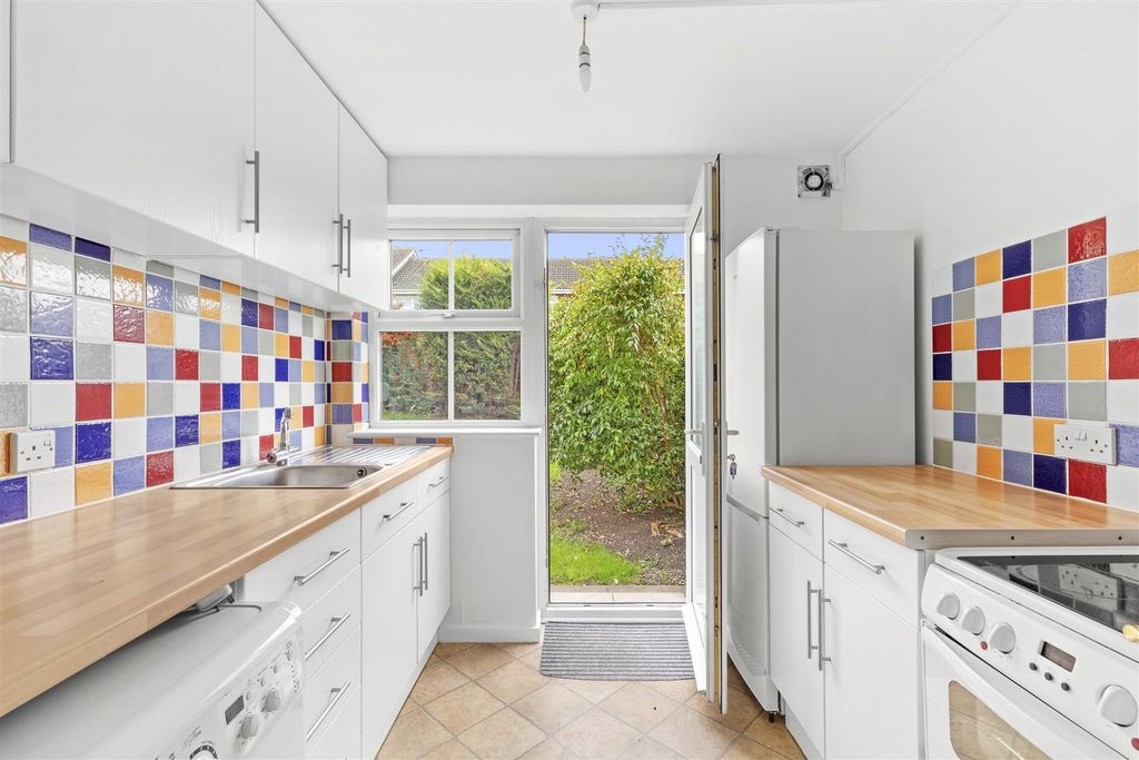 Property photo 3 of 15 27 Hillary Close, Hp21 9Tl-1.Jpg