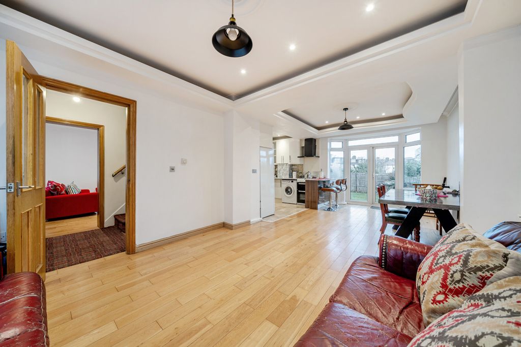 Property photo 3 of 21 Through Lounge