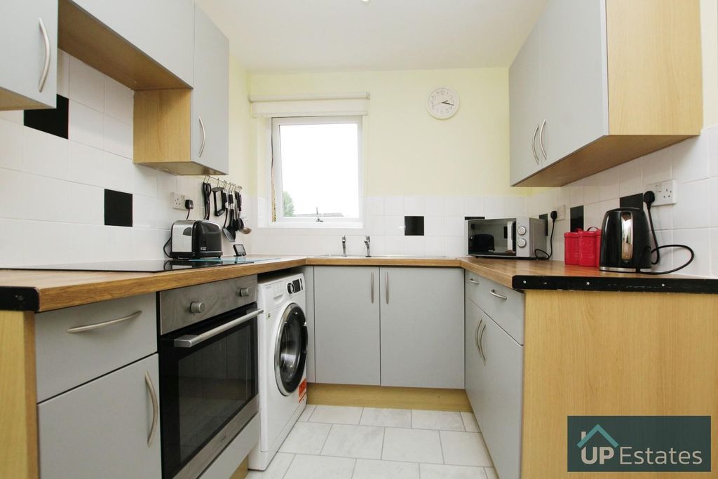 Property photo 2 of 10 Kitchen