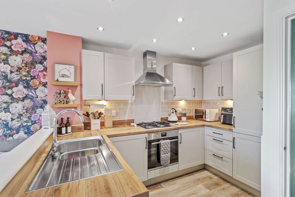 Property photo 2 of 21