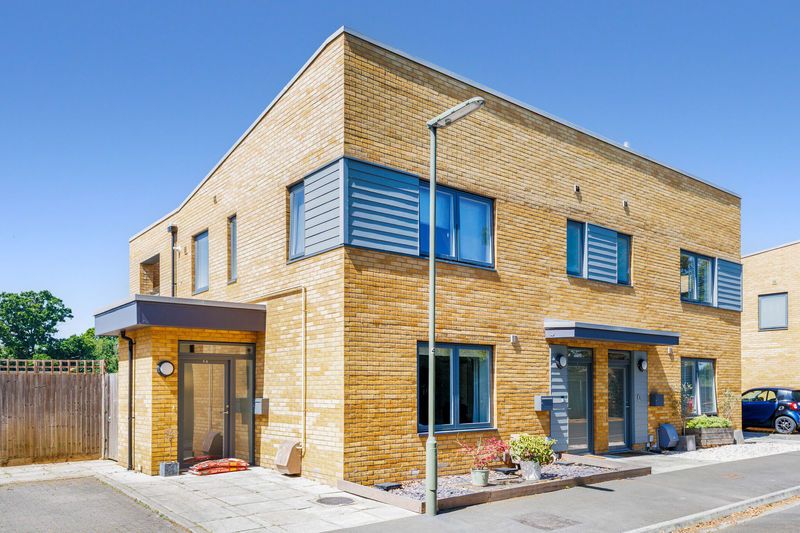 Property photo 1 of 15 Abbey Walk, West Molesey