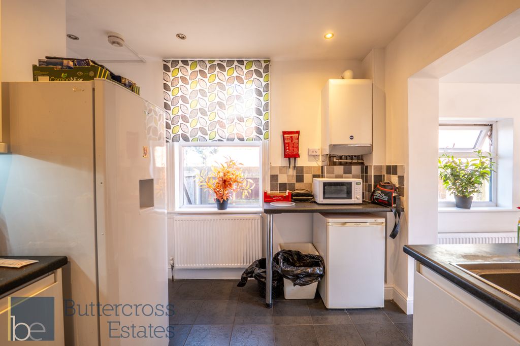 Property photo 3 of 19 Kitchen