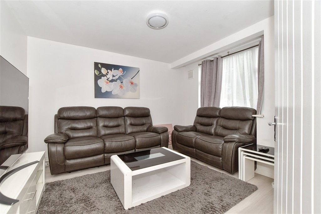Property photo 3 of 7 Lounge