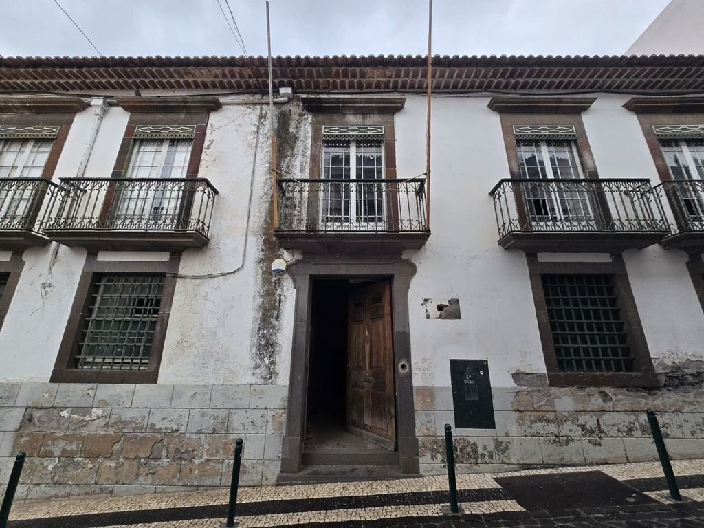 Property photo 1 of 19 Historic Building - Funchal